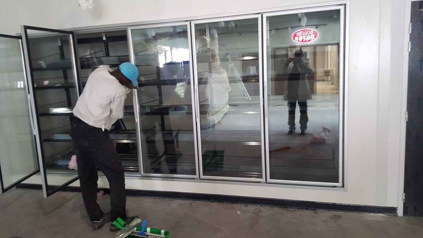 Lavage des montées d'escaliers et dépoussiérage des rebords, rampes et plinthes