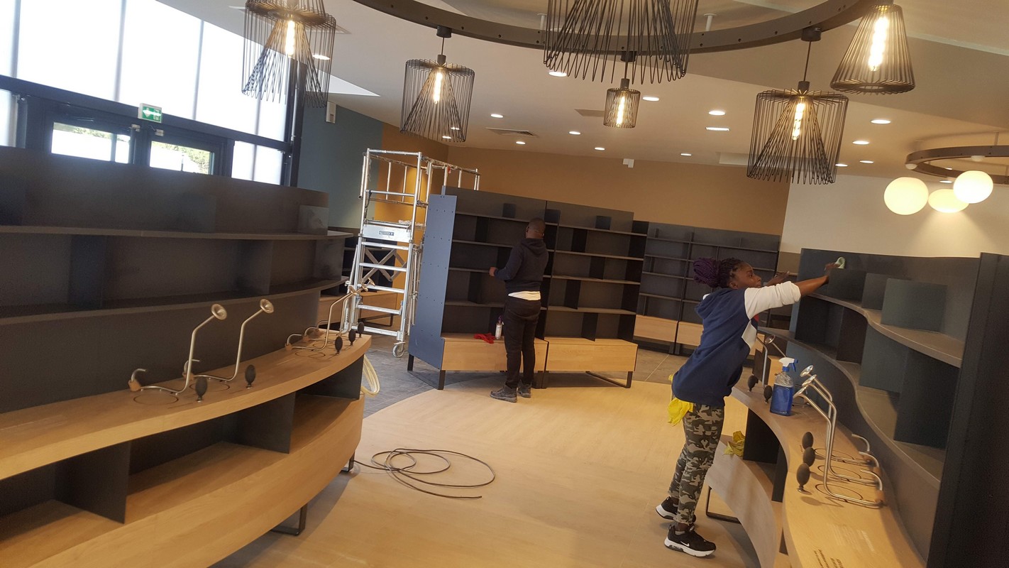 Balayage et dépoussiérage des sols à l'aide d'aspirateur eau /poussière