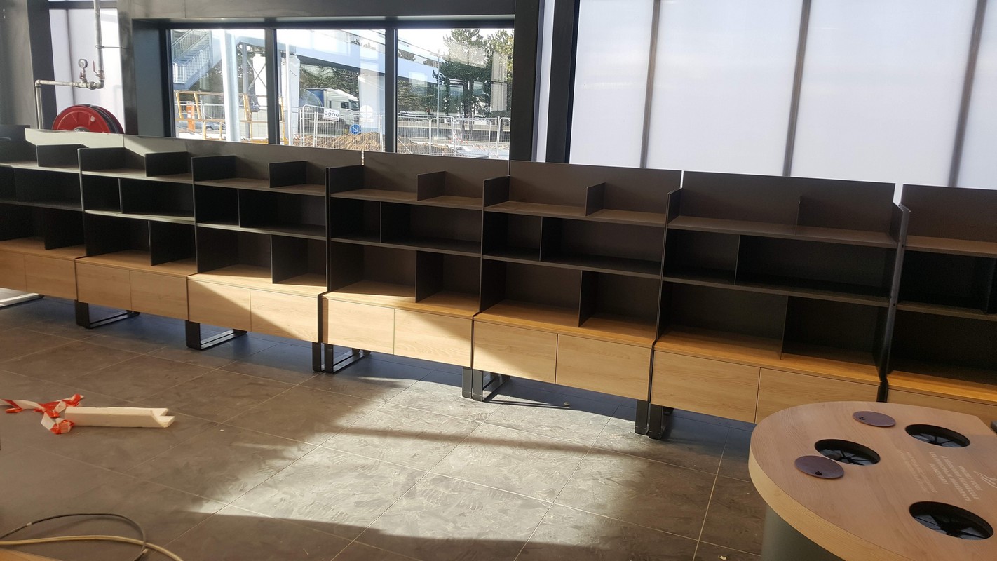 Dépoussiérage et nettoyage des meubles avec des chiffons microfibres et des produits biodégradables